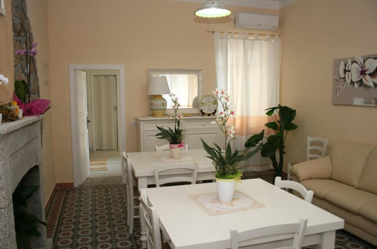 Guest House Le Gemelle Luras Exterior foto