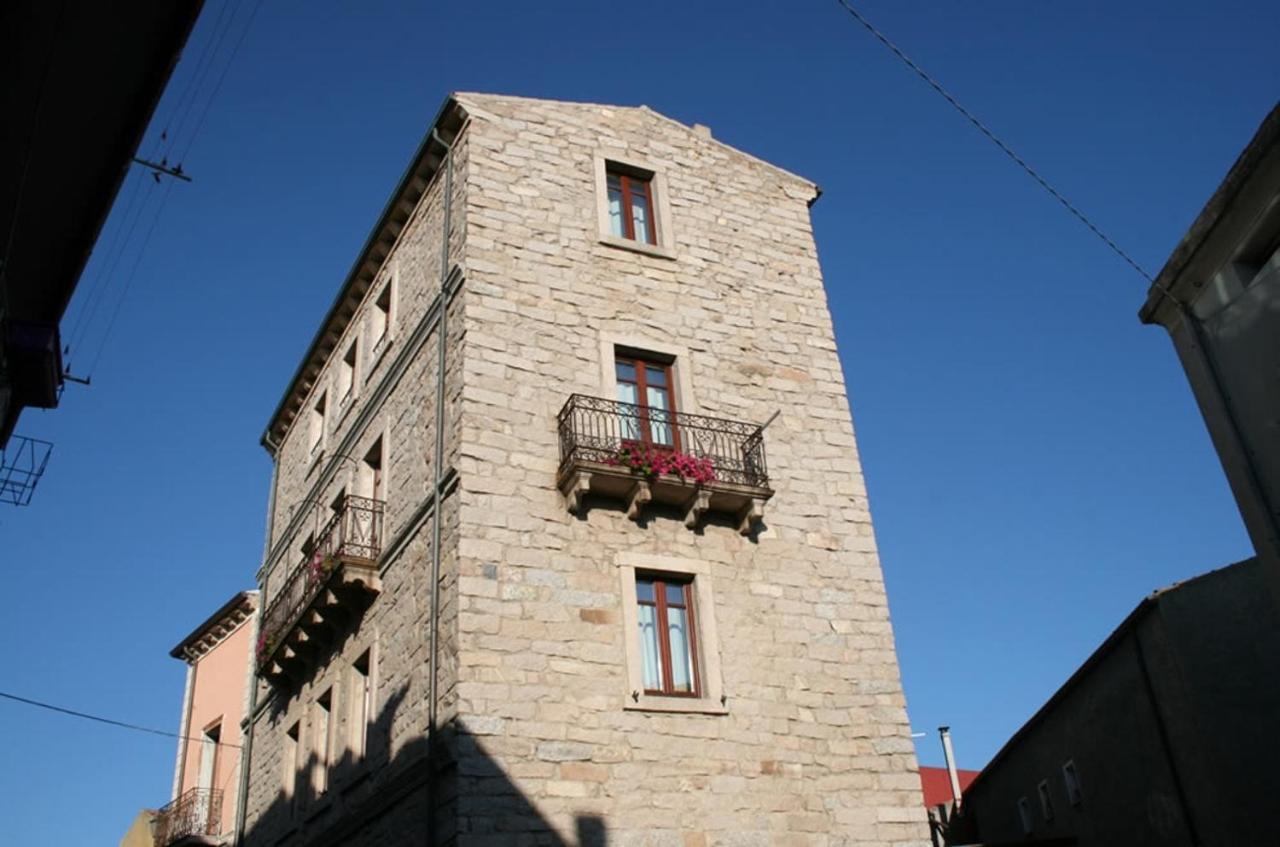 Guest House Le Gemelle Luras Exterior foto