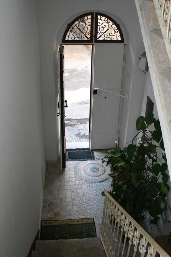 Guest House Le Gemelle Luras Exterior foto