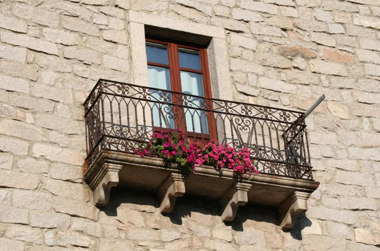 Guest House Le Gemelle Luras Exterior foto