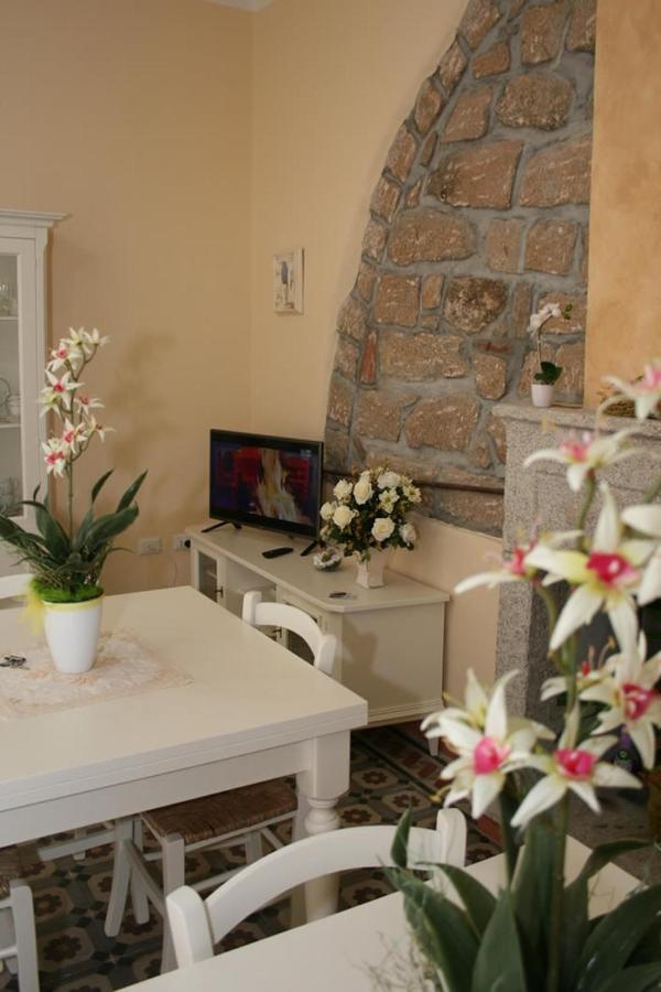 Guest House Le Gemelle Luras Exterior foto