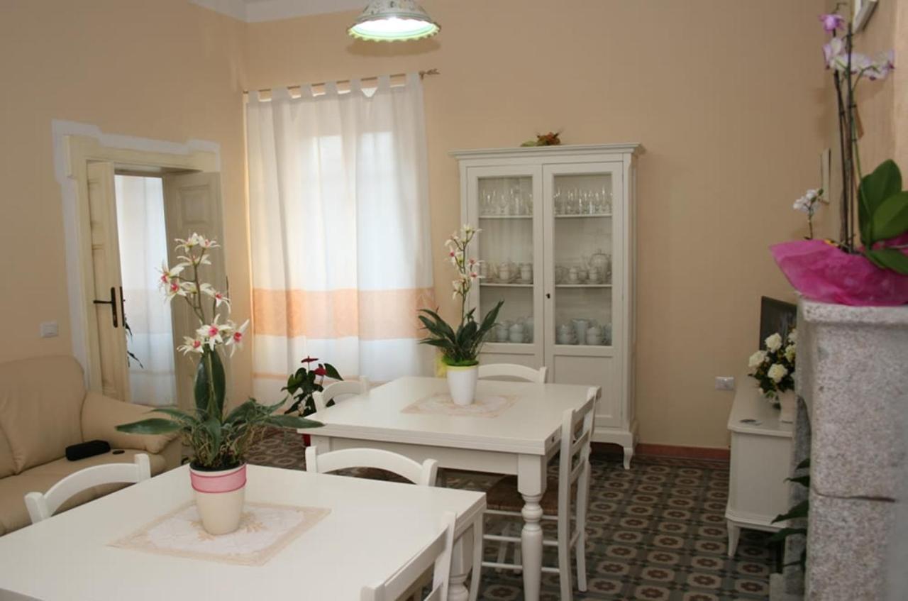 Guest House Le Gemelle Luras Exterior foto