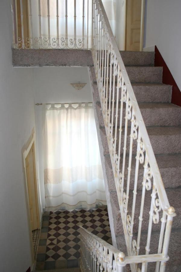 Guest House Le Gemelle Luras Exterior foto