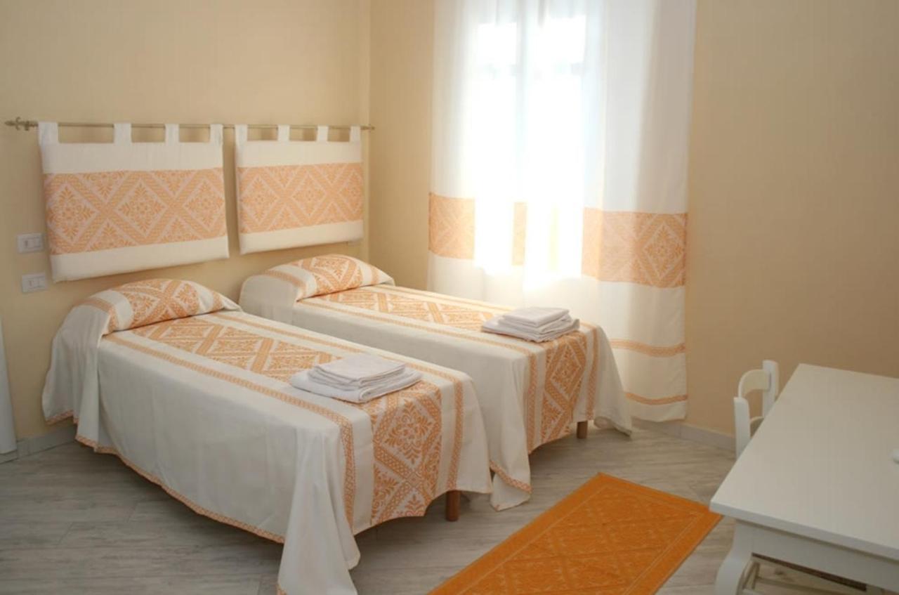 Guest House Le Gemelle Luras Zimmer foto